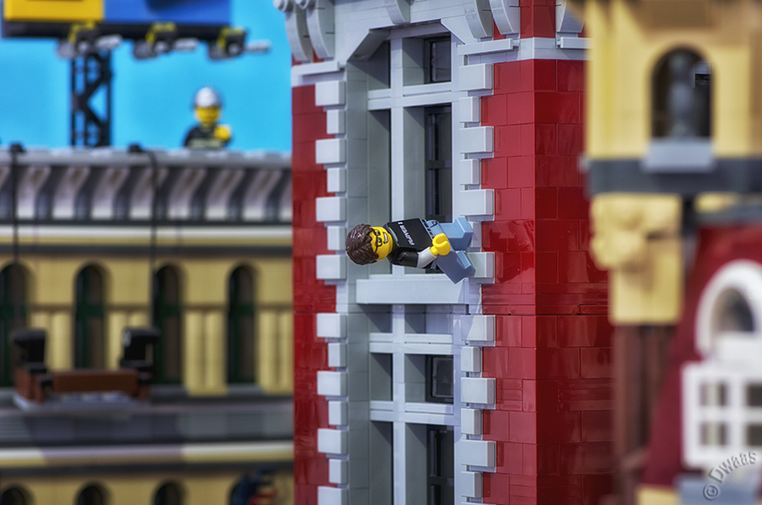 wall climber lego