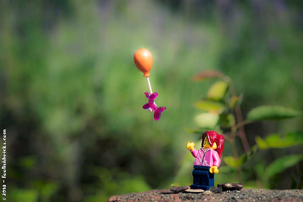Lego woman is sad because her balloon(-animal) flies of